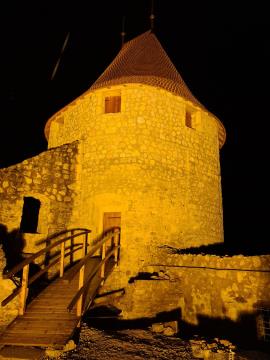 grad  Žovnek v  zlati barvi. 